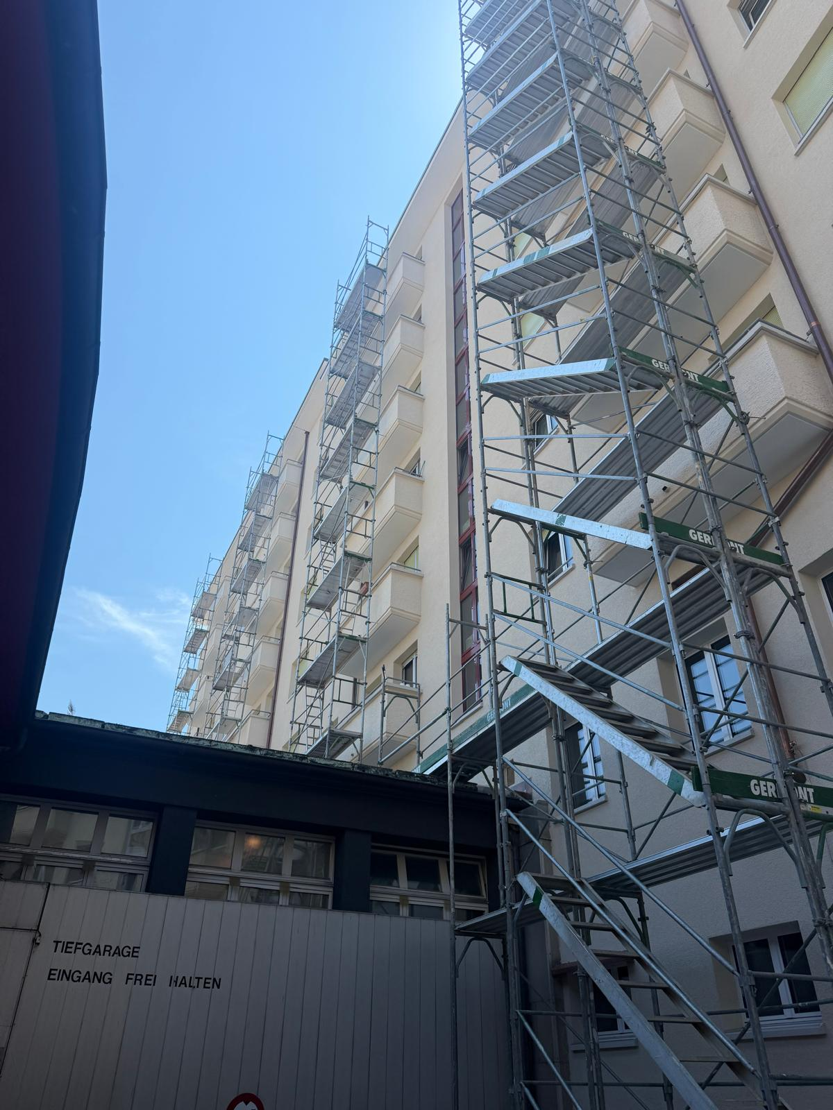 Hochhaus-Fassade mit Treppenturm